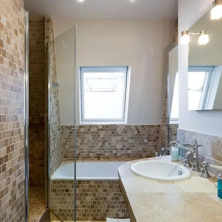 Appartement CHABLIS 27 avenue de la Bourdonnais 75007 *