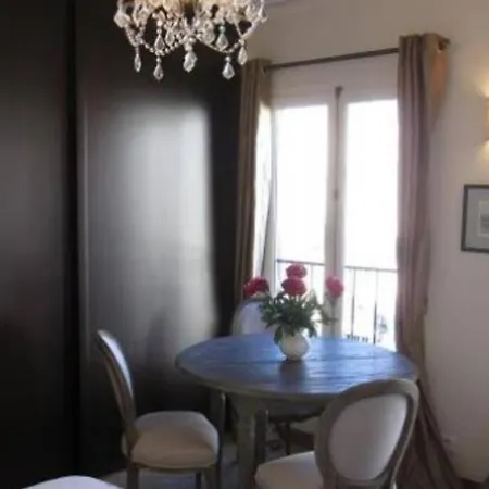 Chablis 27 Avenue De La Bourdonnais 75007 *