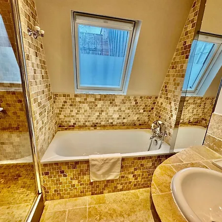 Chablis 27 Avenue De La Bourdonnais 75007 *